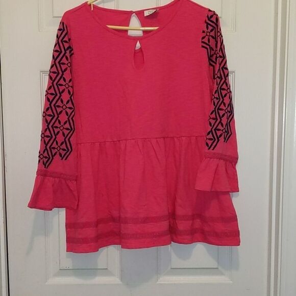 crown & ivy Tops - Crown & Ivy hot pink and black top Sz M NWOT